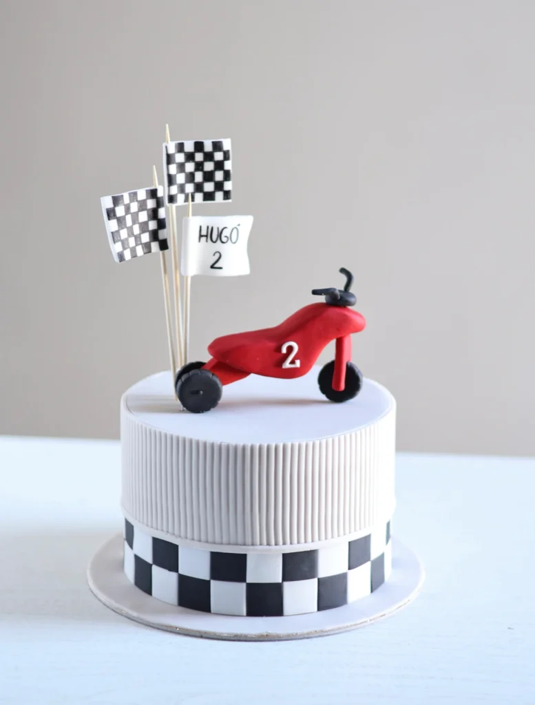 loulou-meses-gyerektorta-hugo-red-engine